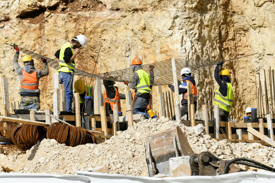 Bauarbeiter-Team im Einsatz auf einer gesicherten Baustelle